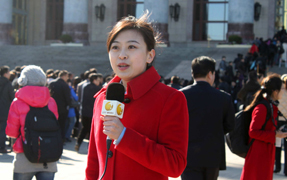 Snapshots of Women Reporters on the First Day of the CPPCC Session