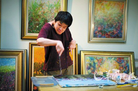 Taiwan artist Huang Meilian at work. [Yangcheng Evening News]