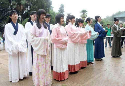Students in Han costume [cntv.cn/file photo]