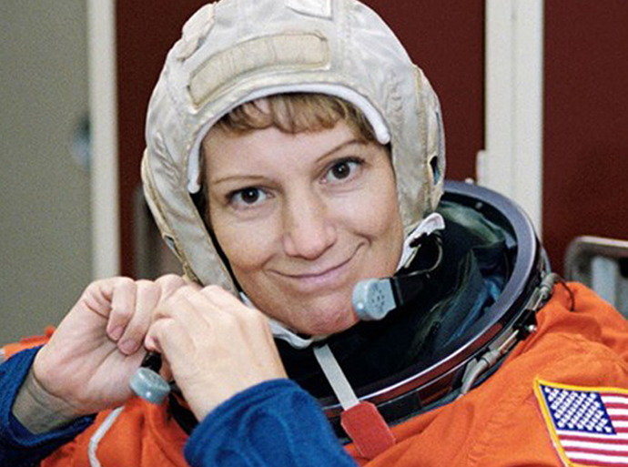 <b>Eileen Marie Collins</b>, the first female commander of a space shuttle [sina. ... - 5096d0b7gc28c32683bc4%26690