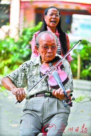 Senior citizens play the violin and sing at a park in south China's Guangzhou Province. [Guangzhou Daily/Qiu Weirong]