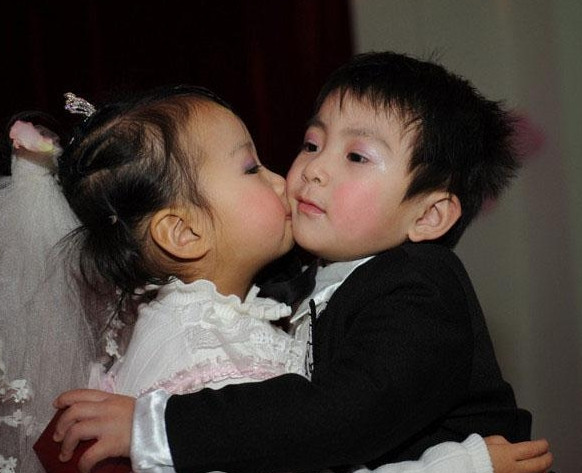 More than 100 children from Yaolan Kindergarten in Zhengzhou, capital city of central China's Henan Province, participated in a mock wedding ceremony on January 11, 2013, provoking heated discussion across the country. [Zhengzhou Evening News]