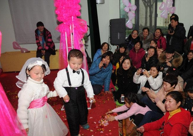 More than 100 children from Yaolan Kindergarten in Zhengzhou, capital city of central China's Henan Province, participated in a mock wedding ceremony on January 11, 2013, provoking heated discussion across the country. [Zhengzhou Evening News]