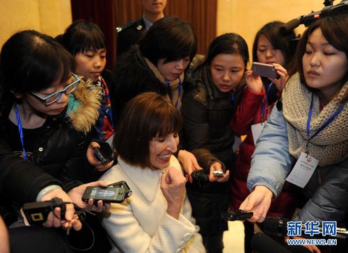 Kim Lee (center) speaks to media after a court ruling on her high-profile divorce at the Chaoyang District People's Court in Beijing on February 3, 2013. [Xinhua]