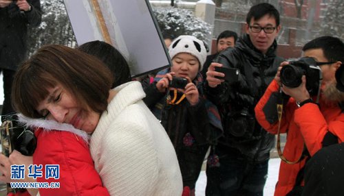 Kim Lee (L1) hugs a supporter outside the Chaoyang District People's Court in Beijing on February 3, 2013. [Xinhua]