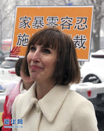 Kim Lee talks to the media about the judgment outside the Chaoyang District People's Court. [Xinhua]
