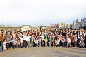 A ceremony is held in Shenzhen's Pingshan New District to welcome 56 left-behind children from around China's 12 provinces on February 5, 2013.[news.luaninfo.com]