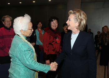 Former U.S. Secretary of State Hillary Clinton (right) meets with Wang Xingjuan during her visit to China on February 22, 2009. [maple.org.cn]