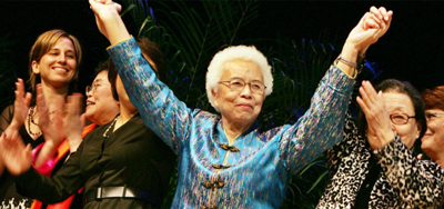Wang Xingjuan (middle) wins a Special Recognition award at the Global Leadership Awards in 2007. [vitalvoices.org]