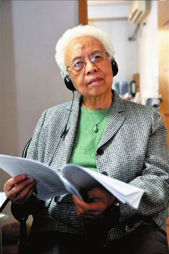 Wang Xingjuan monitors the Beijing Maple Women's Psychological Counseling Center hotline. [Beijing Times/Hu Xuebai]