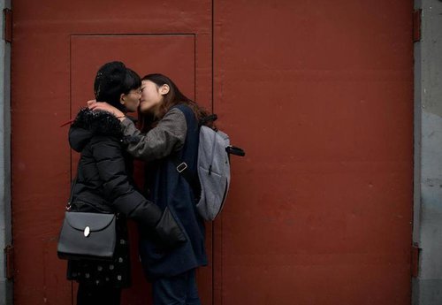 Elsie and Ma Youyou kiss on the street. [Sohu]