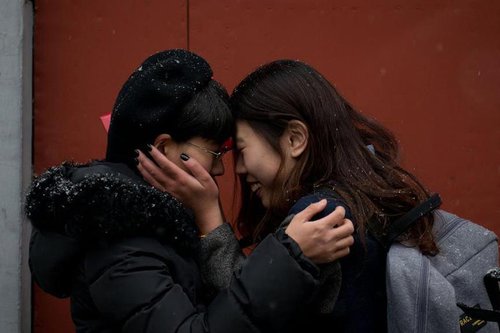 Elsie and Ma Youyou kiss on the street. [Sohu]