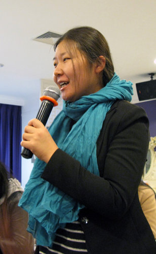 A member of the audience raises question at the salon. [Women of China / Ye Shan]