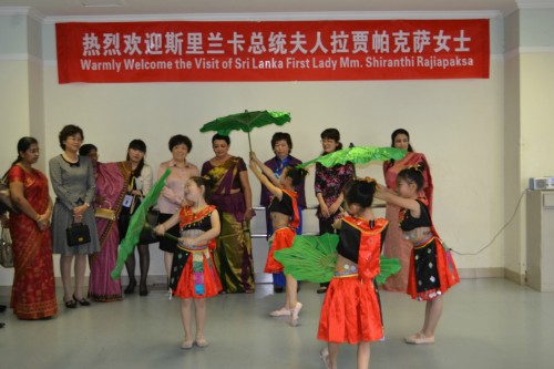 The first lady of Sri Lanka Mrs Shiranthi Rajapaksa, visiting the Shaanxi Women and Children's Activity Center in Xi'an, capital city of northwest China's Shaanxi Province, on May 30, 2013. [Shaanxi Women's Federation / He Wei]