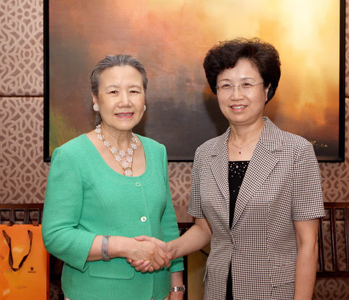 Vice President and First Member of the Secretariat of the All-China Women's Federation (ACWF) Song Xiuyan (R) and Yoo Soon-taek, wife of Secretary-General of the United Nations (UN) Ban Ki-moon [Women of China/Cheng Jingjing]
