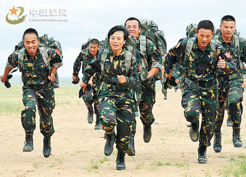 Peng Shuang (front), 24, trains male soldiers who will attend the Special Forces skills competition organized by the Chinese People's Liberation Army (PLA). [Liberation Army Daily]