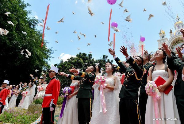 Mass Wedding for Soilders Held in S China's Dongguan