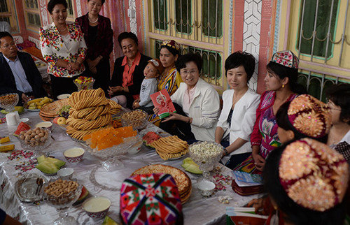 ACWF Officials Gift Family Education Books to Households in Xinjiang
