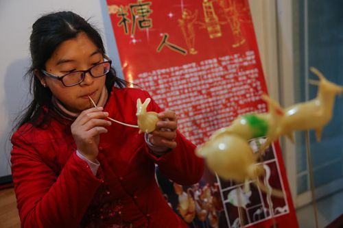 Anhui Woman Preserves Traditional Sugar-Figure Making