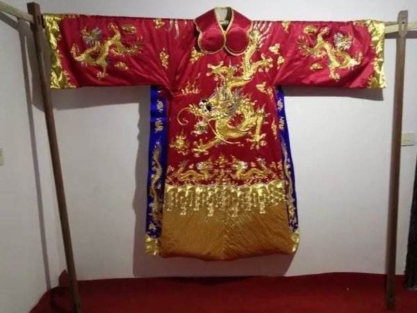 Self-taught Artist Embroiders Dragon Robe with Gold and Silver Threads