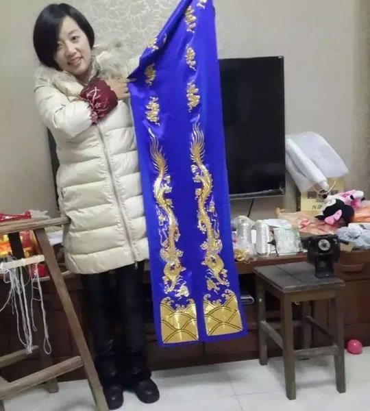 Self-taught Artist Embroiders Dragon Robe with Gold and Silver Threads