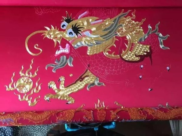 Self-taught Artist Embroiders Dragon Robe with Gold and Silver Threads