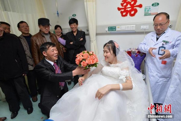 Man Proposes to Girlfriend Suffering Terminal Cancer