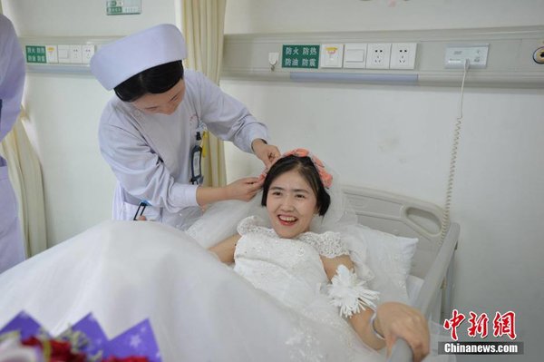 Man Proposes to Girlfriend Suffering Terminal Cancer