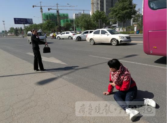 Woman Diverts Traffic to Protect Injured Motorist