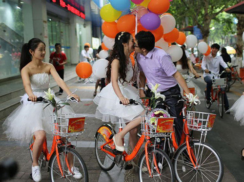 Low-Carbon Cycling Wedding in E China