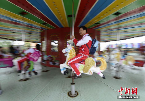 Kids Again! Chinese Seniors Celebrate Children's Day