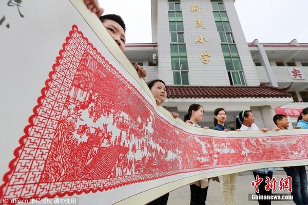 Pupils Make 12m Long Paper-cut of Famous Chinese Riverside Scroll