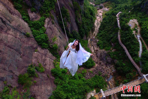 Young Couple Holds Wedding Ceremony on Sky-High Hammock in C China