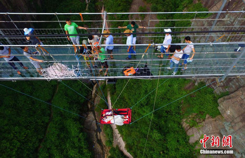Young Couple Holds Wedding Ceremony on Sky-High Hammock in C China