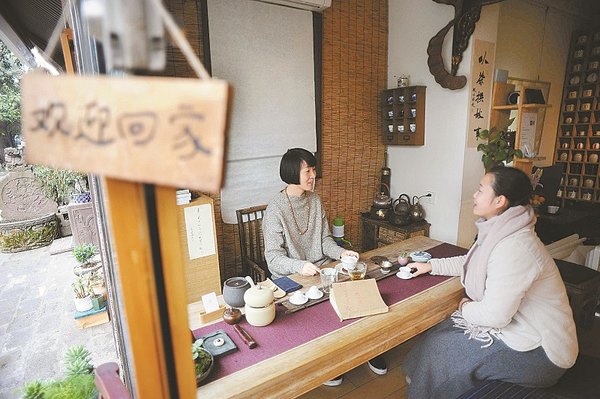 Caring Shopkeeper Offers Customers Free Tea for Stories