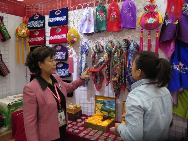 甘肃省妇联组织陇原巧手产品参加指尖上的巾帼梦——丝绸之路沿线国家、省（市、区）妇女手工艺品展览展示活动
