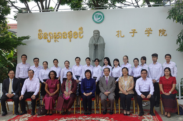沈跃跃率中国妇女代表团访问老挝、柬埔寨