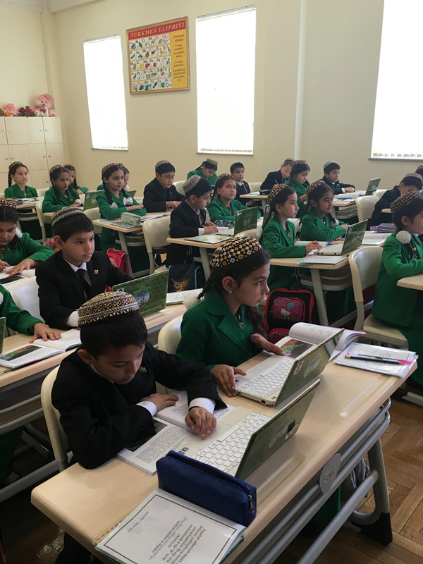 全国妇联向土库曼斯坦妇女组织及学校捐赠电脑