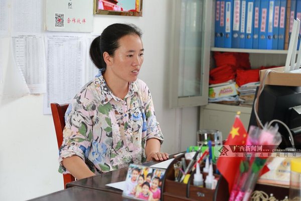 female teacher spares no effort to help children in the mountains