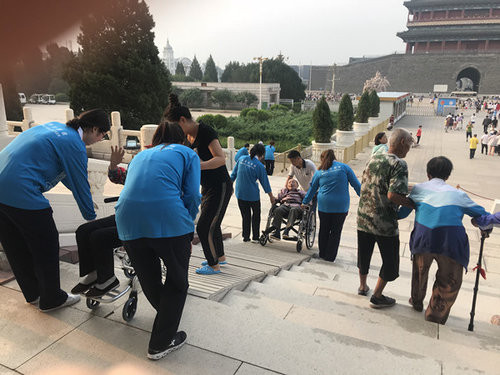 CWU Students Provide Volunteering Services in Chairman Mao Memorial Hall