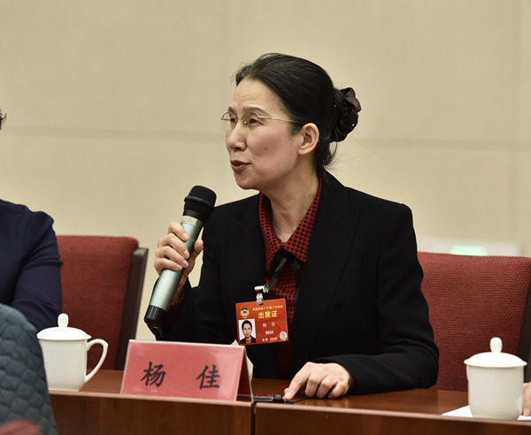 Female Political Advisers Visit ACWF Headquarters, Talk about Women's Development