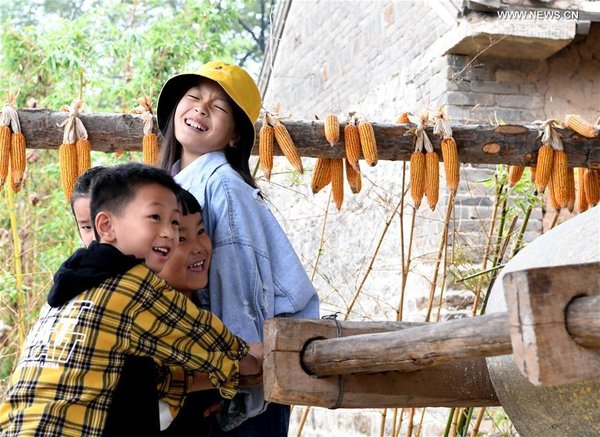 Visitors Experience Rural Life in Central China’s Henan during National