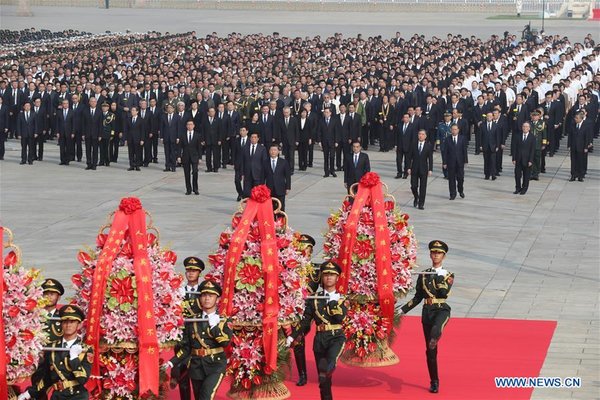 Xi Pays Tribute to National Heroes at Tian'anmen Square