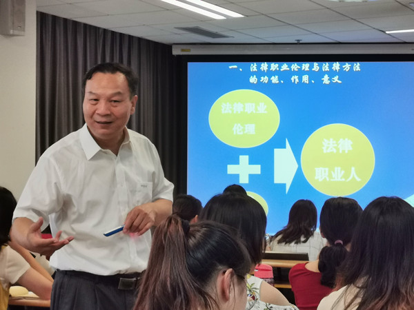 Li Mingshun Integrates Ideological, Political Education with Course Teaching
