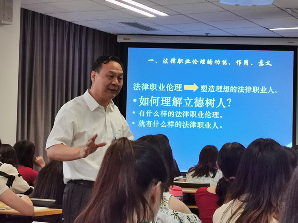Li Mingshun Integrates Ideological, Political Education with Course Teaching