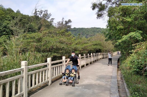 People enjoy themselves during Int'l Labor Day holiday in Guangzhou