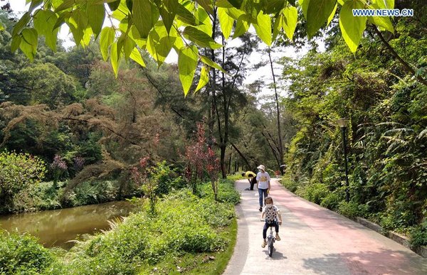 People enjoy themselves during Int'l Labor Day holiday in Guangzhou