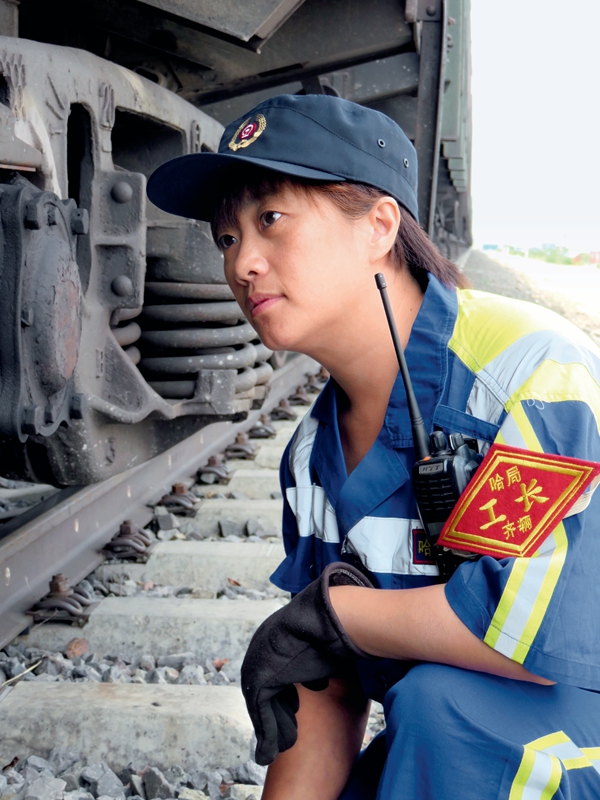 Golden Flowers Bloom at Port: Women Examine Trains, Ensure Safety of International Railway Freight Transportation