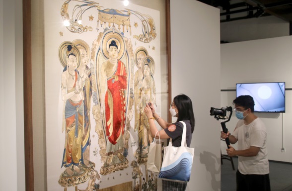 Female Embroidery Artist Holds Exhibition at Suzhou Museum, E China