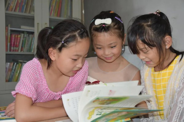 Li Cuili: Promoting Rural Reading, Making Glimmer Sparkle and Shine
